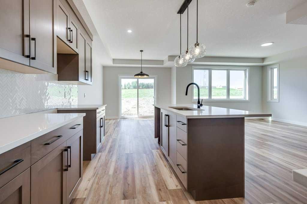 117 Crestview Boulevard, Sylvan Lake, AB - Indoor Photo Showing Kitchen With Upgraded Kitchen