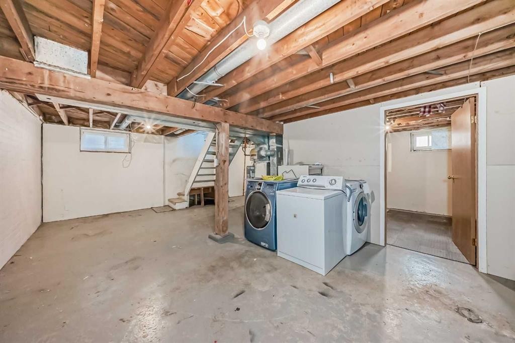 168 Tamarac Boulevard, Springbrook, AB - Indoor Photo Showing Laundry Room
