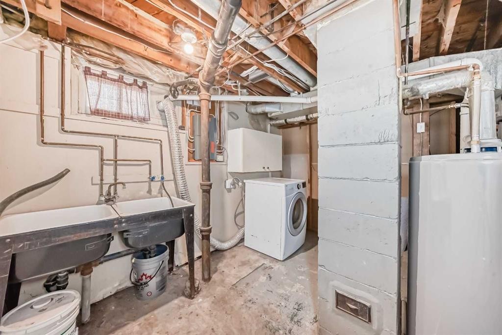 168 Tamarac Boulevard, Springbrook, AB - Indoor Photo Showing Laundry Room