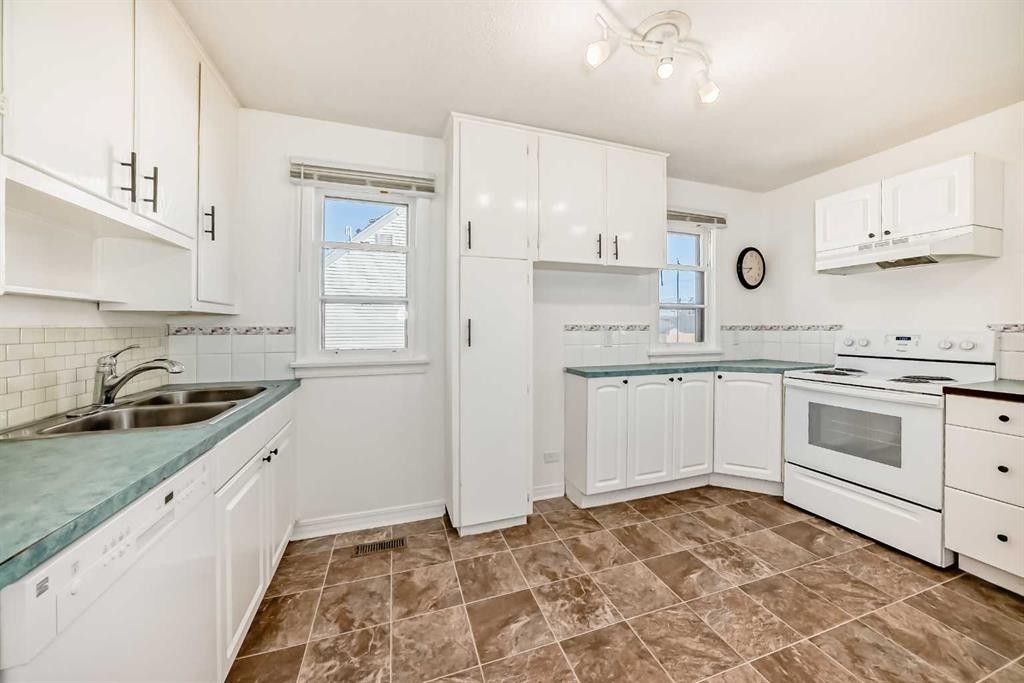 168 Tamarac Boulevard, Springbrook, AB - Indoor Photo Showing Kitchen With Double Sink