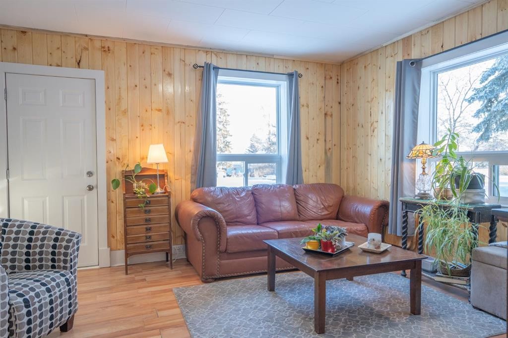 5010 53Rd Avenue, Bashaw, AB - Indoor Photo Showing Living Room
