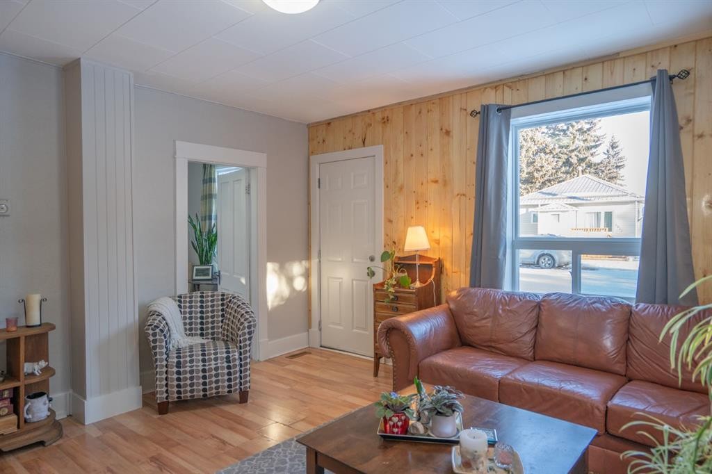 5010 53Rd Avenue, Bashaw, AB - Indoor Photo Showing Living Room