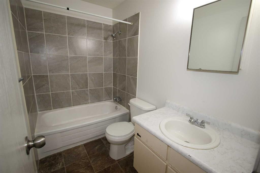 44-7124 Gray Drive, Red Deer, AB - Indoor Photo Showing Bathroom
