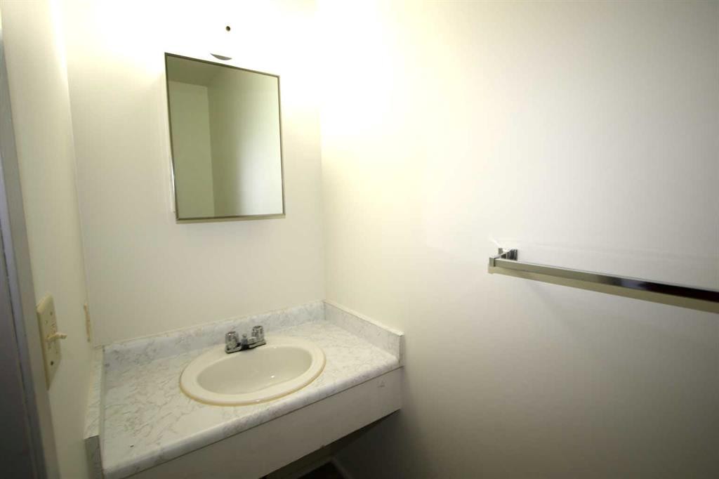 44-7124 Gray Drive, Red Deer, AB - Indoor Photo Showing Bathroom