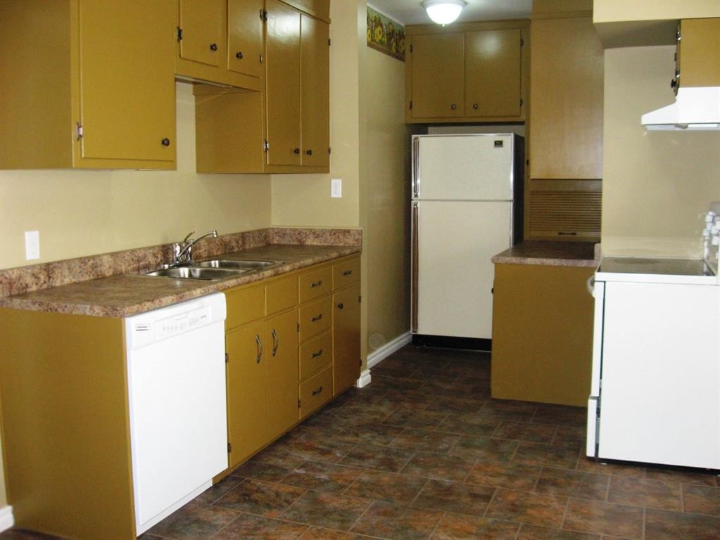 5707 57 Avenue, Red Deer, AB - Indoor Photo Showing Kitchen With Double Sink