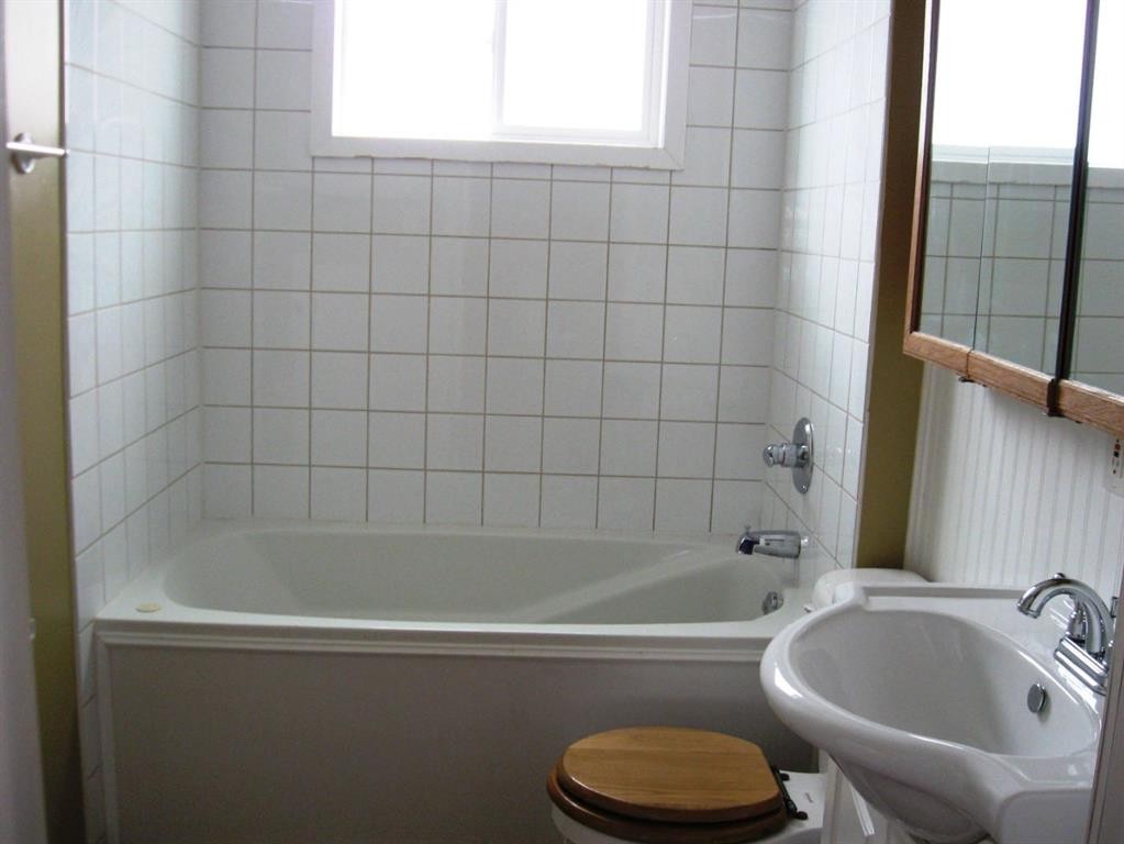 5707 57 Avenue, Red Deer, AB - Indoor Photo Showing Bathroom