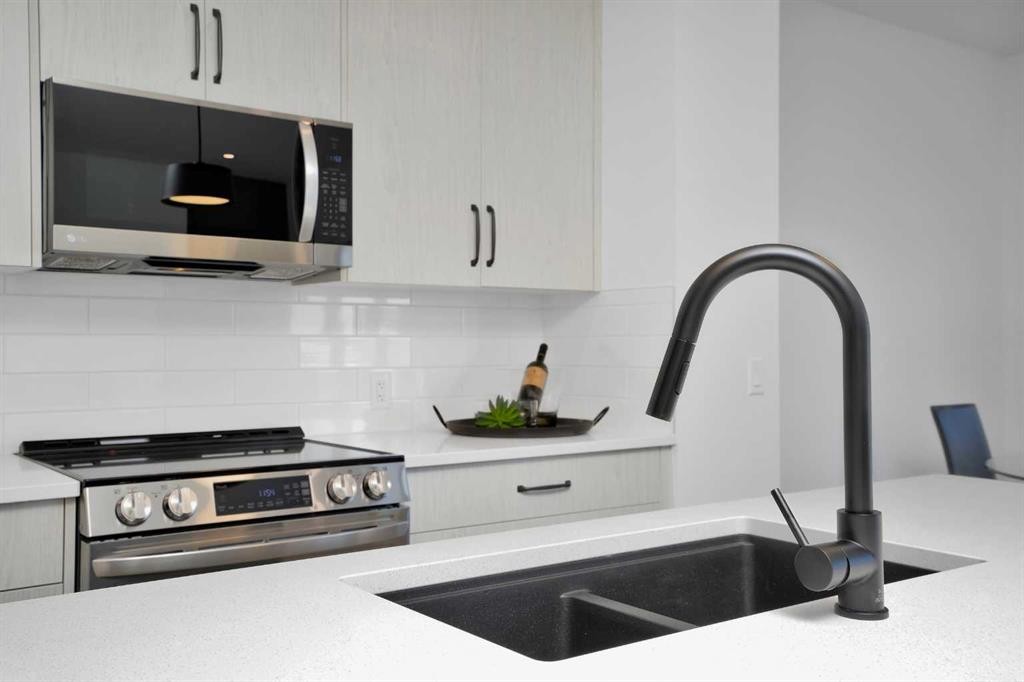 18 Palmer Circle, Blackfalds, AB - Indoor Photo Showing Kitchen With Double Sink With Upgraded Kitchen