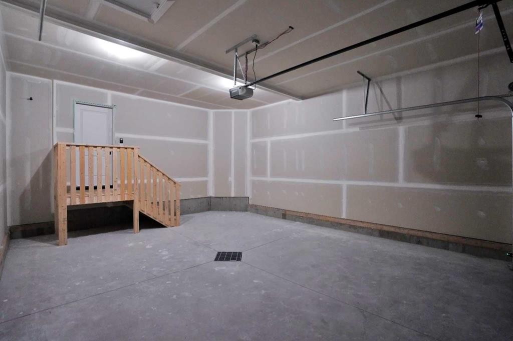 18 Palmer Circle, Blackfalds, AB - Indoor Photo Showing Garage