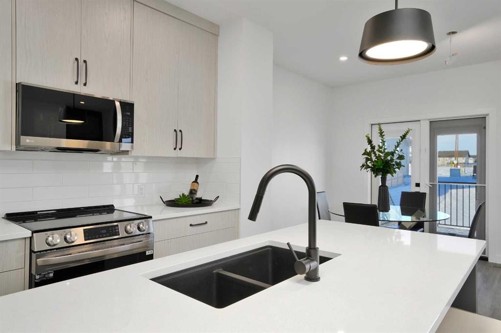 18 Palmer Circle, Blackfalds, AB - Indoor Photo Showing Kitchen With Double Sink With Upgraded Kitchen
