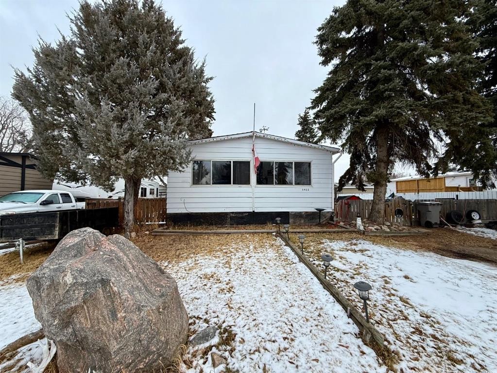 5922 Spruce Park Crescent, Stettler, AB - Outdoor