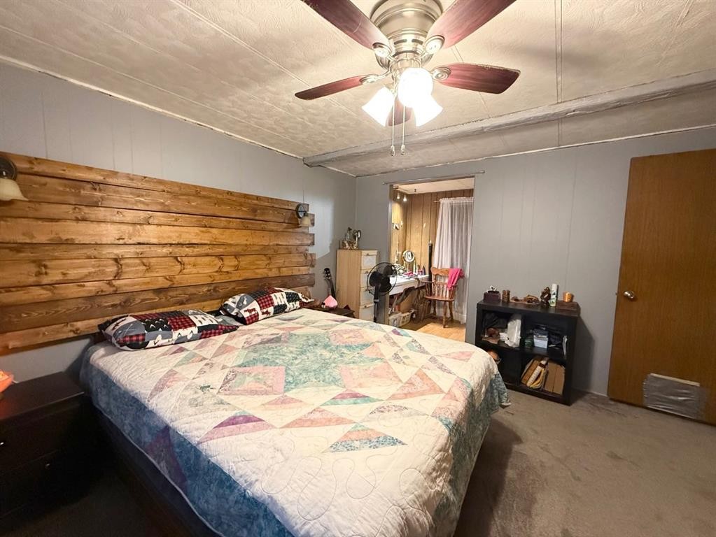 5922 Spruce Park Crescent, Stettler, AB - Indoor Photo Showing Bedroom