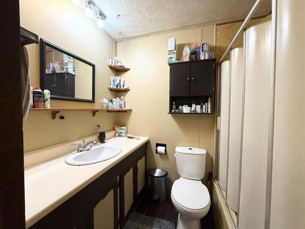 5922 Spruce Park Crescent, Stettler, AB - Indoor Photo Showing Bathroom