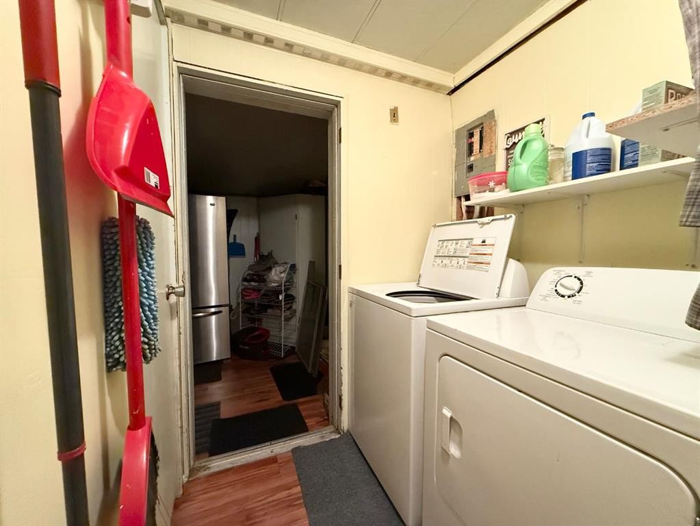 5922 Spruce Park Crescent, Stettler, AB - Indoor Photo Showing Laundry Room