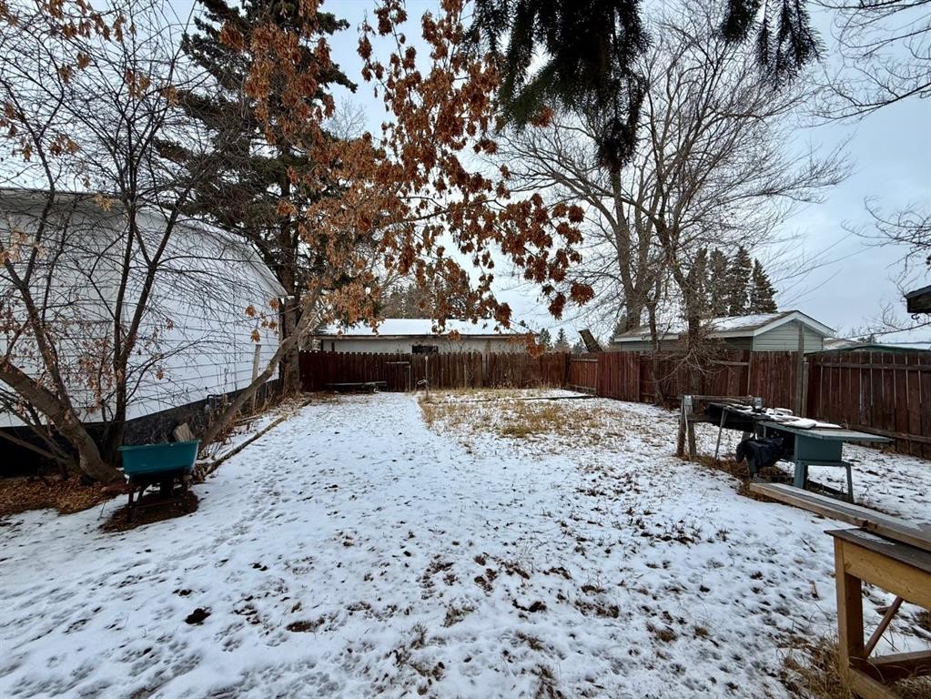 5922 Spruce Park Crescent, Stettler, AB - Outdoor