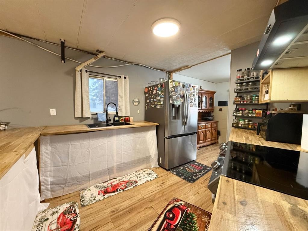 5922 Spruce Park Crescent, Stettler, AB - Indoor Photo Showing Kitchen