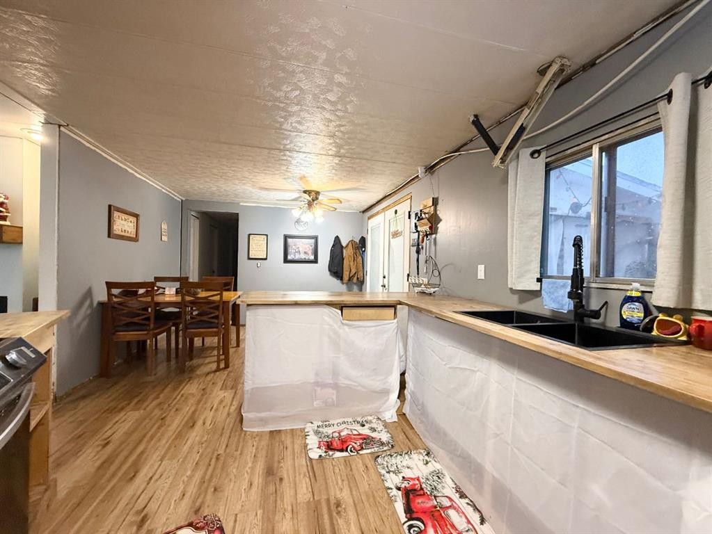 5922 Spruce Park Crescent, Stettler, AB - Indoor Photo Showing Kitchen With Double Sink