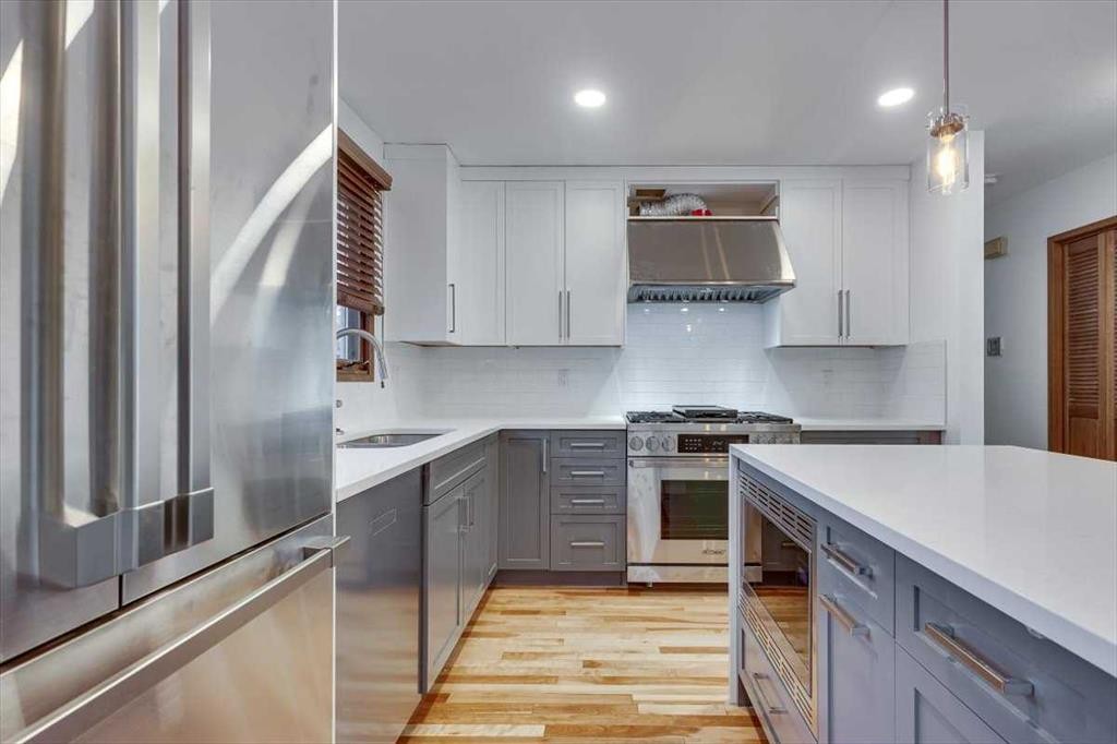 8 Nielsen Close, Red Deer, AB - Indoor Photo Showing Kitchen With Upgraded Kitchen