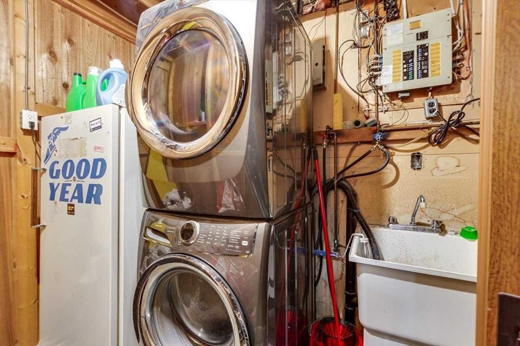 8 Nielsen Close, Red Deer, AB - Indoor Photo Showing Laundry Room