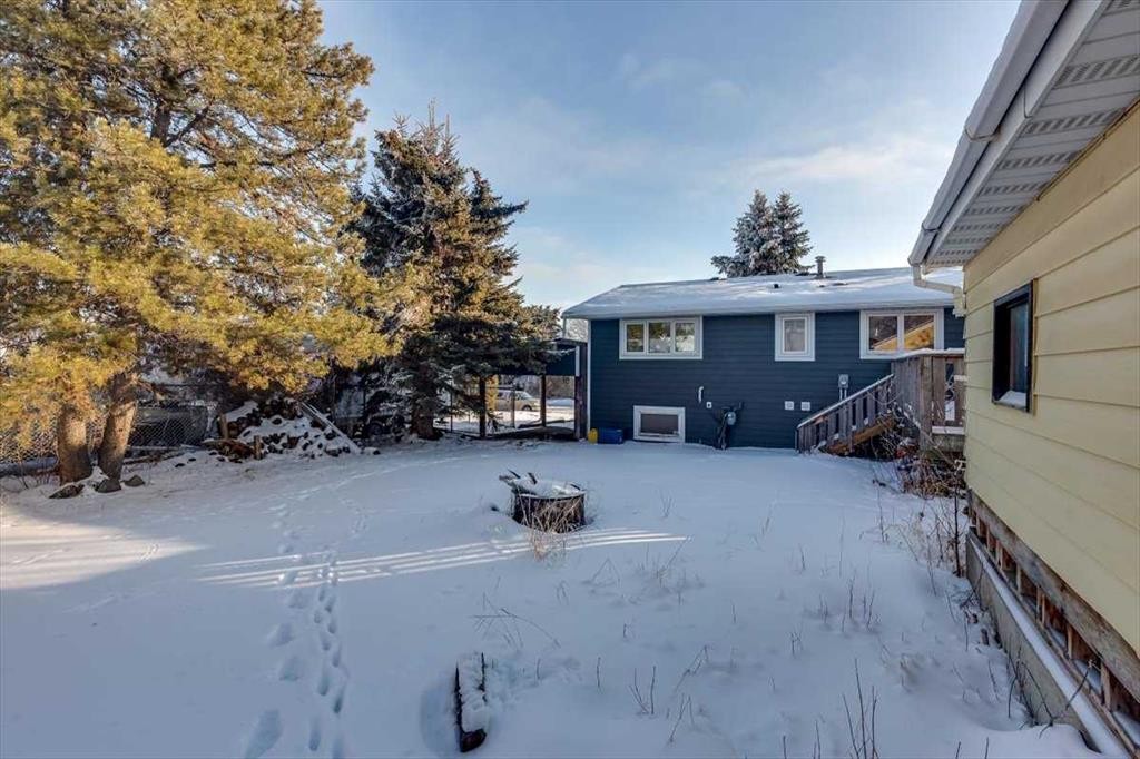 8 Nielsen Close, Red Deer, AB - Outdoor
