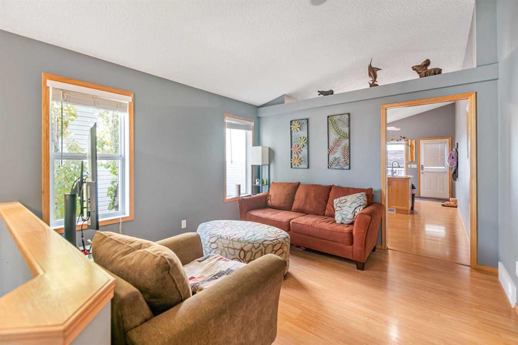 27 Jacobs Close, Red Deer, AB - Indoor Photo Showing Living Room