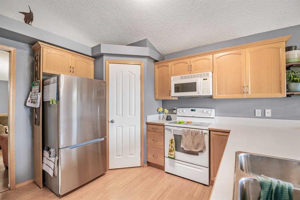 27 Jacobs Close, Red Deer, AB - Indoor Photo Showing Kitchen