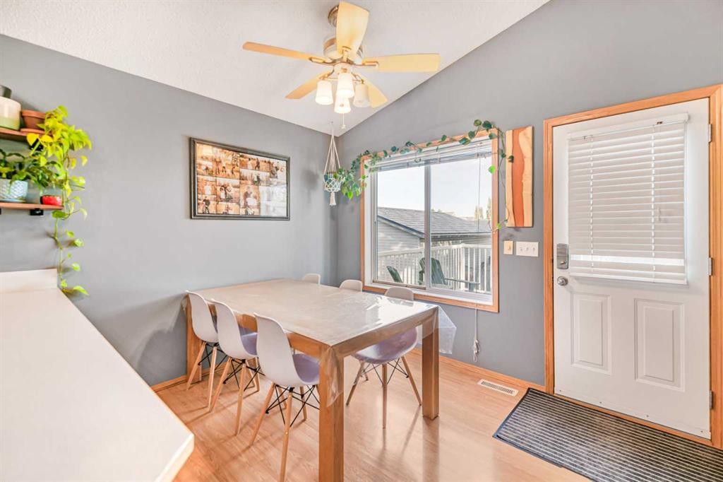 27 Jacobs Close, Red Deer, AB - Indoor Photo Showing Dining Room