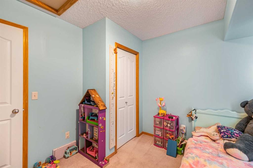 27 Jacobs Close, Red Deer, AB - Indoor Photo Showing Bedroom