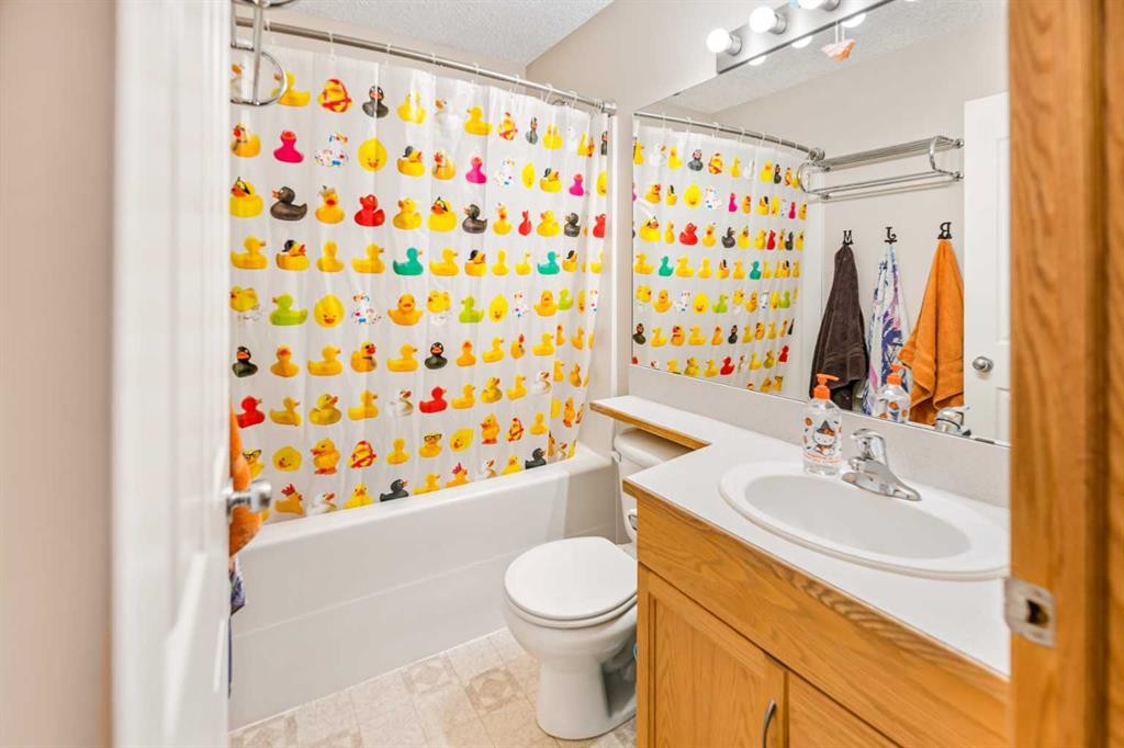 27 Jacobs Close, Red Deer, AB - Indoor Photo Showing Bathroom