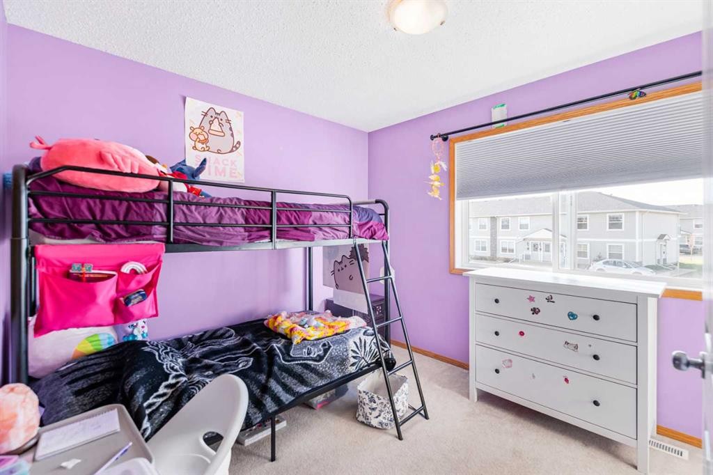 27 Jacobs Close, Red Deer, AB - Indoor Photo Showing Bedroom