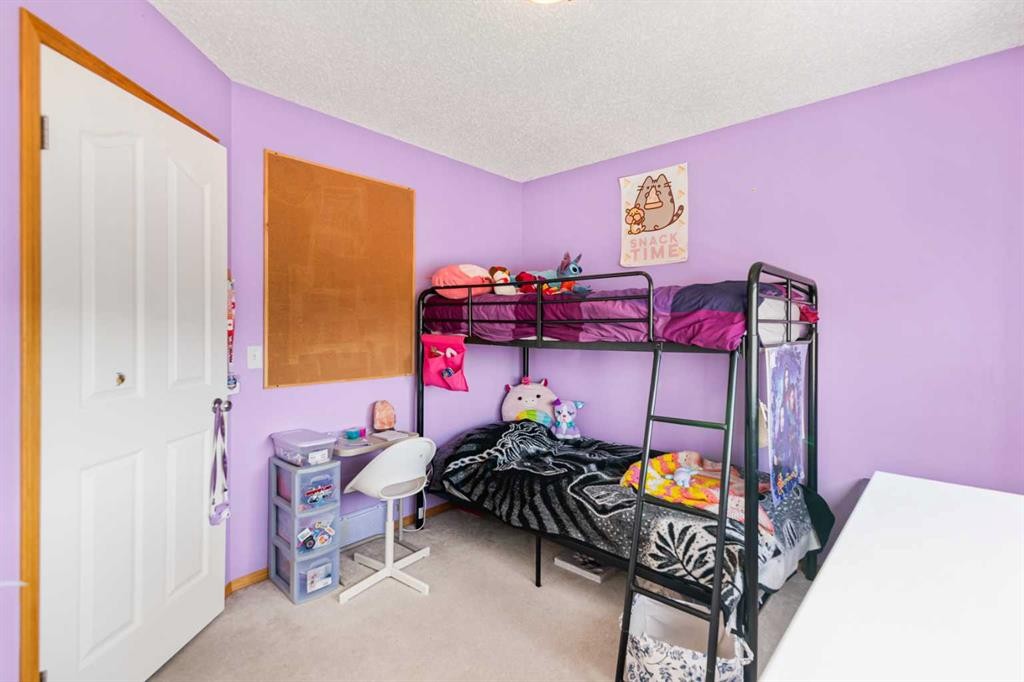 27 Jacobs Close, Red Deer, AB - Indoor Photo Showing Bedroom