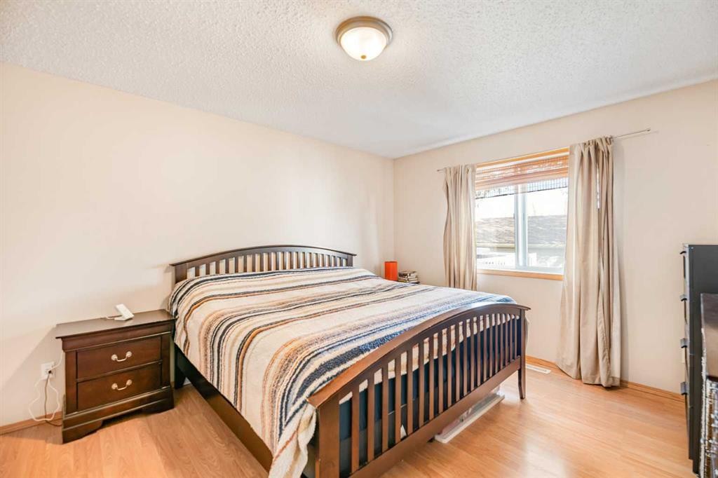 27 Jacobs Close, Red Deer, AB - Indoor Photo Showing Bedroom