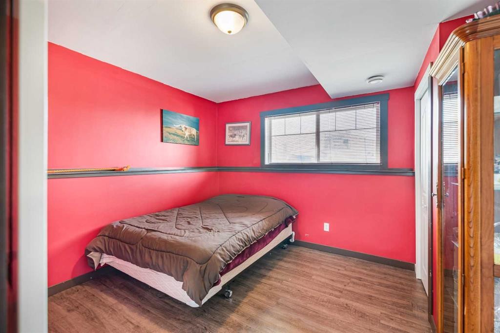 27 Jacobs Close, Red Deer, AB - Indoor Photo Showing Bedroom