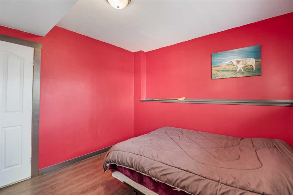 27 Jacobs Close, Red Deer, AB - Indoor Photo Showing Bedroom