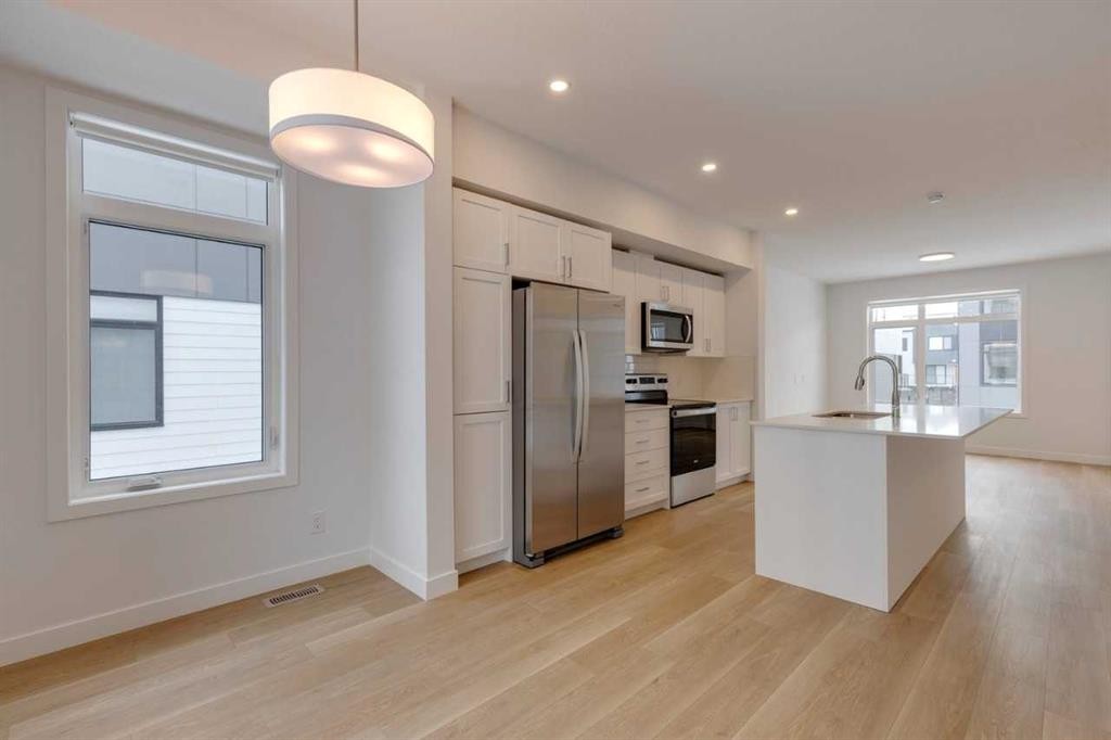 318-8500 19 Avenue Sw, Calgary, AB - Indoor Photo Showing Kitchen