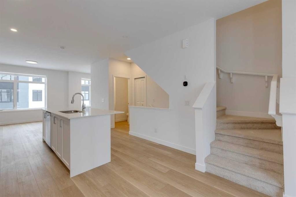 318-8500 19 Avenue Sw, Calgary, AB - Indoor Photo Showing Kitchen
