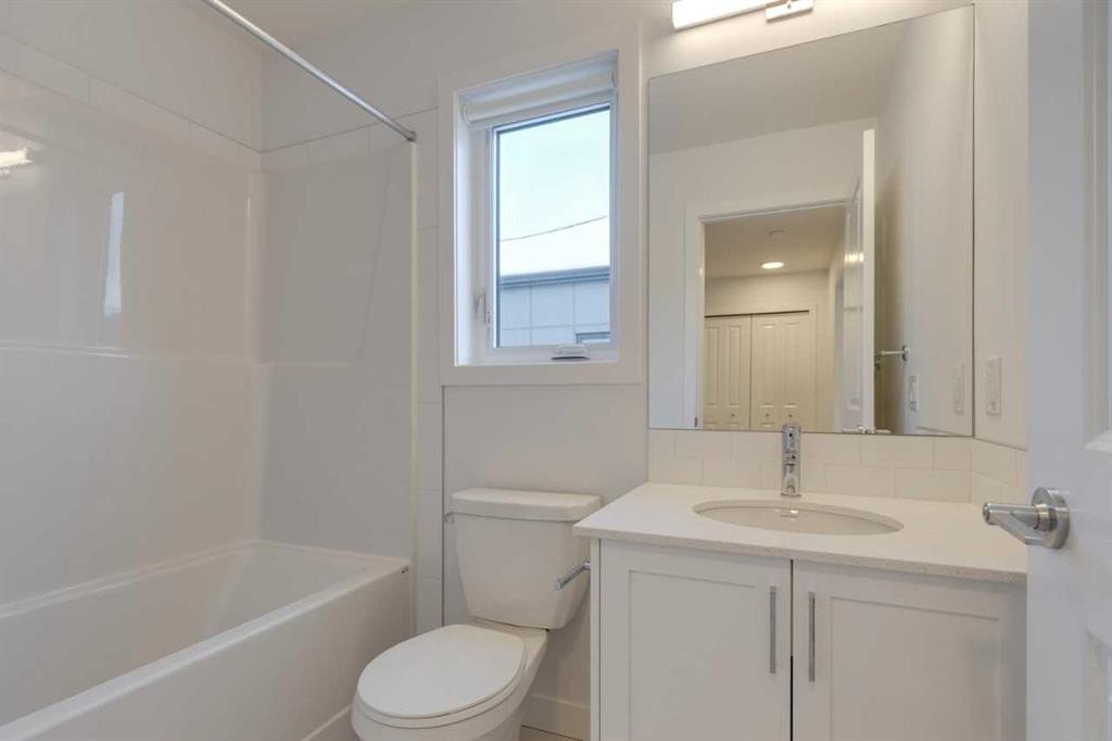 318-8500 19 Avenue Sw, Calgary, AB - Indoor Photo Showing Bathroom