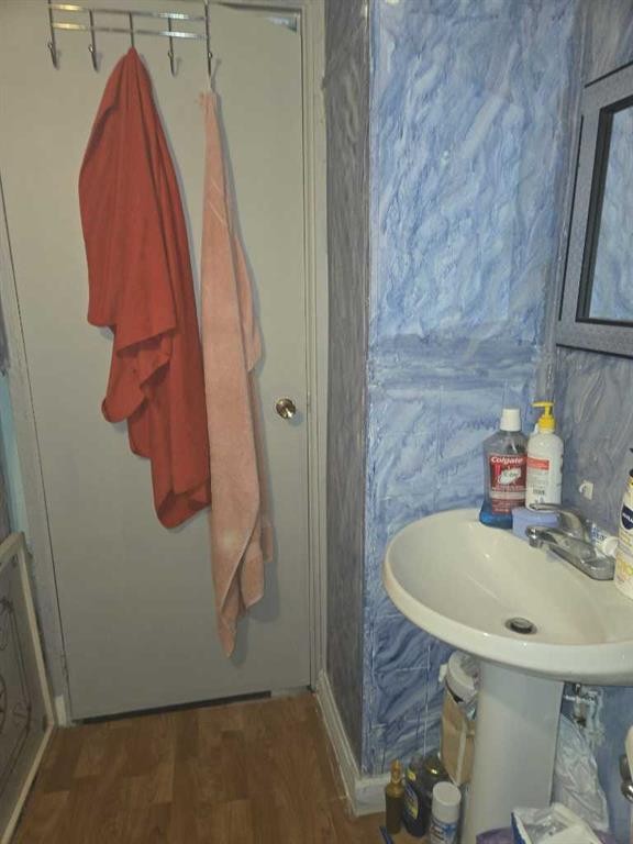 4513 44 Street, Castor, AB - Indoor Photo Showing Bathroom