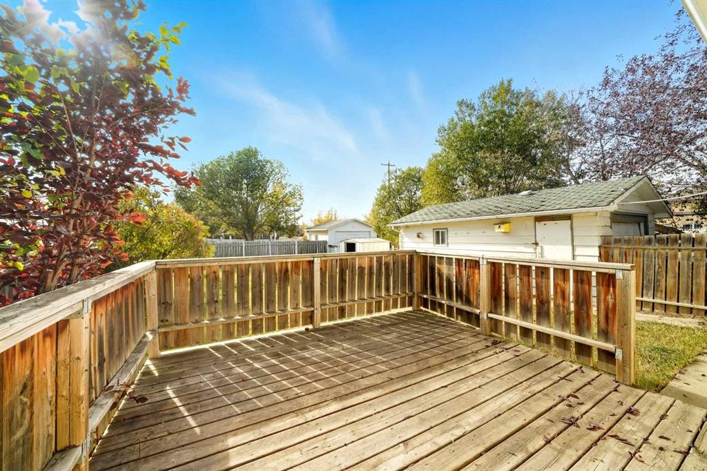 1221 Lucina Street, Penhold, AB