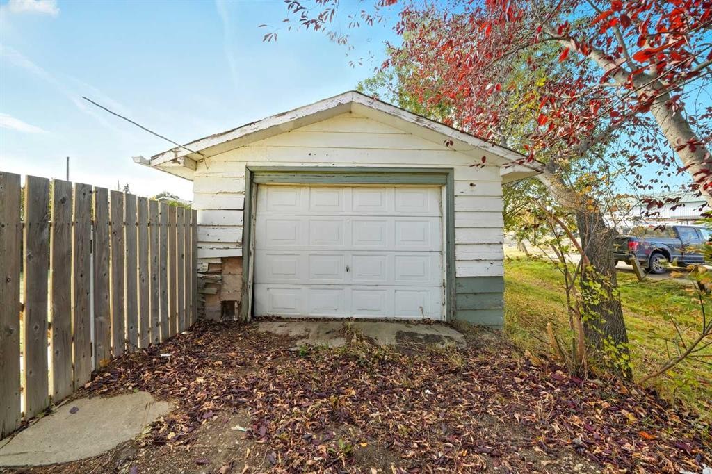 1221 Lucina Street, Penhold, AB