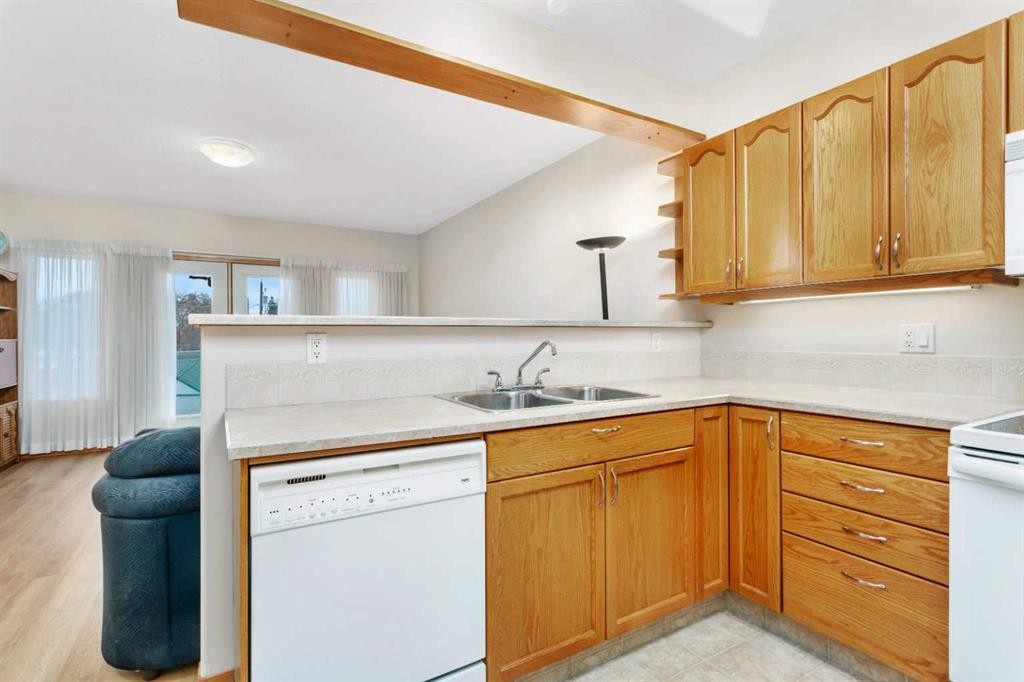 204-4612 50 Avenue, Innisfail, AB - Indoor Photo Showing Kitchen With Double Sink