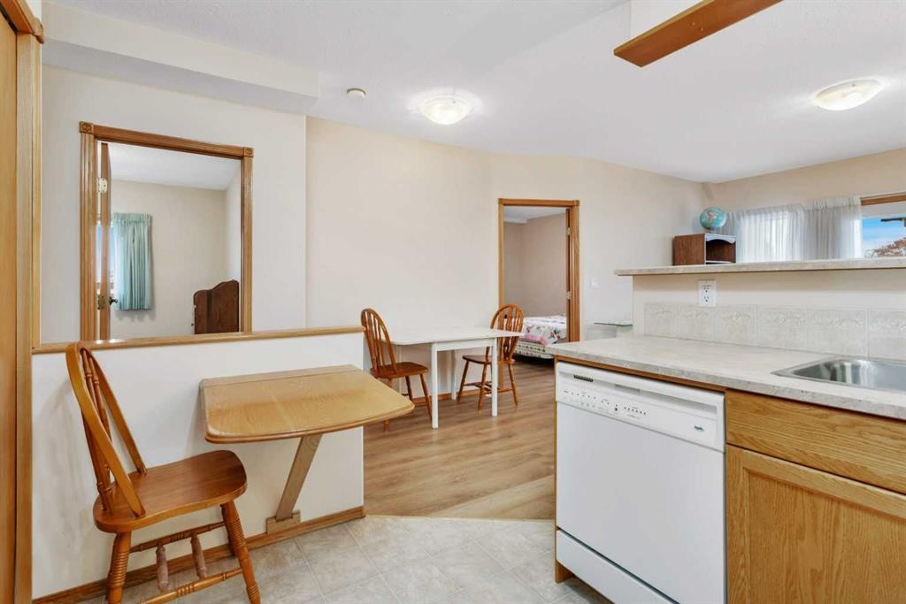 204-4612 50 Avenue, Innisfail, AB - Indoor Photo Showing Kitchen