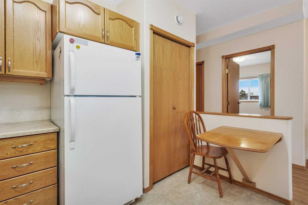 204-4612 50 Avenue, Innisfail, AB - Indoor Photo Showing Kitchen