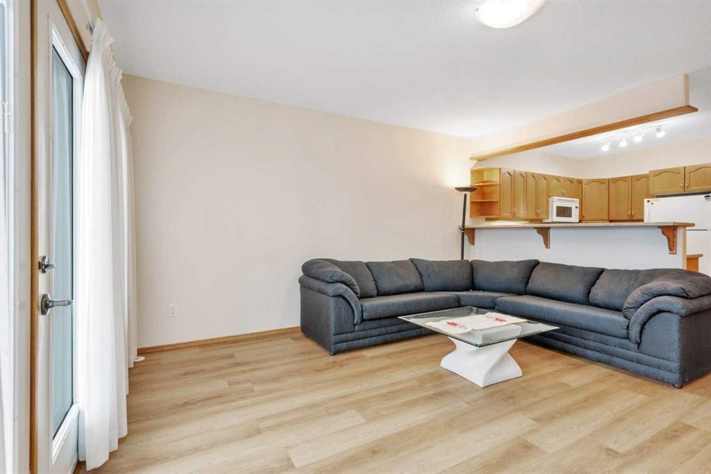 204-4612 50 Avenue, Innisfail, AB - Indoor Photo Showing Living Room