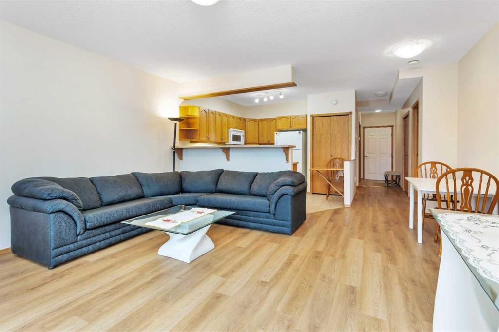 204-4612 50 Avenue, Innisfail, AB - Indoor Photo Showing Living Room