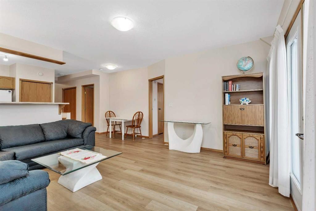 204-4612 50 Avenue, Innisfail, AB - Indoor Photo Showing Living Room