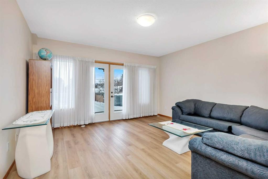 204-4612 50 Avenue, Innisfail, AB - Indoor Photo Showing Living Room