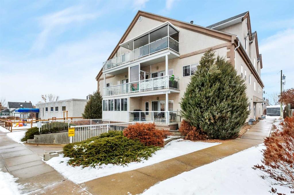 204-4612 50 Avenue, Innisfail, AB - Outdoor With Balcony