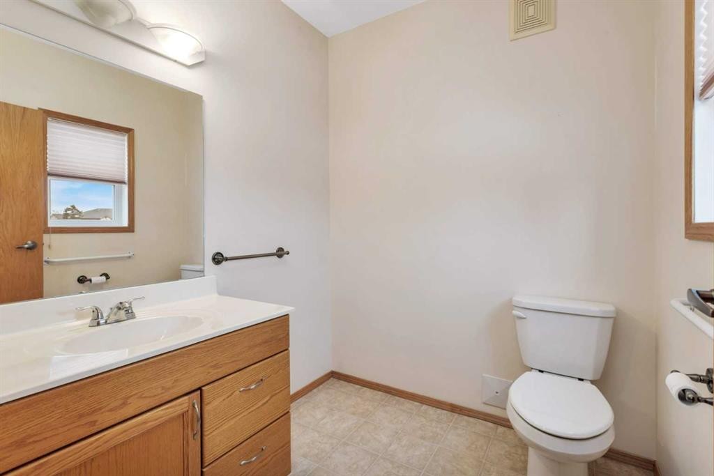 204-4612 50 Avenue, Innisfail, AB - Indoor Photo Showing Bathroom