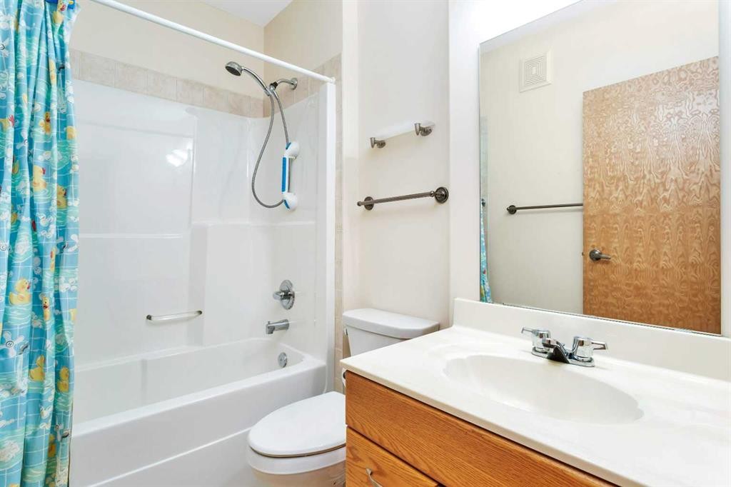 204-4612 50 Avenue, Innisfail, AB - Indoor Photo Showing Bathroom