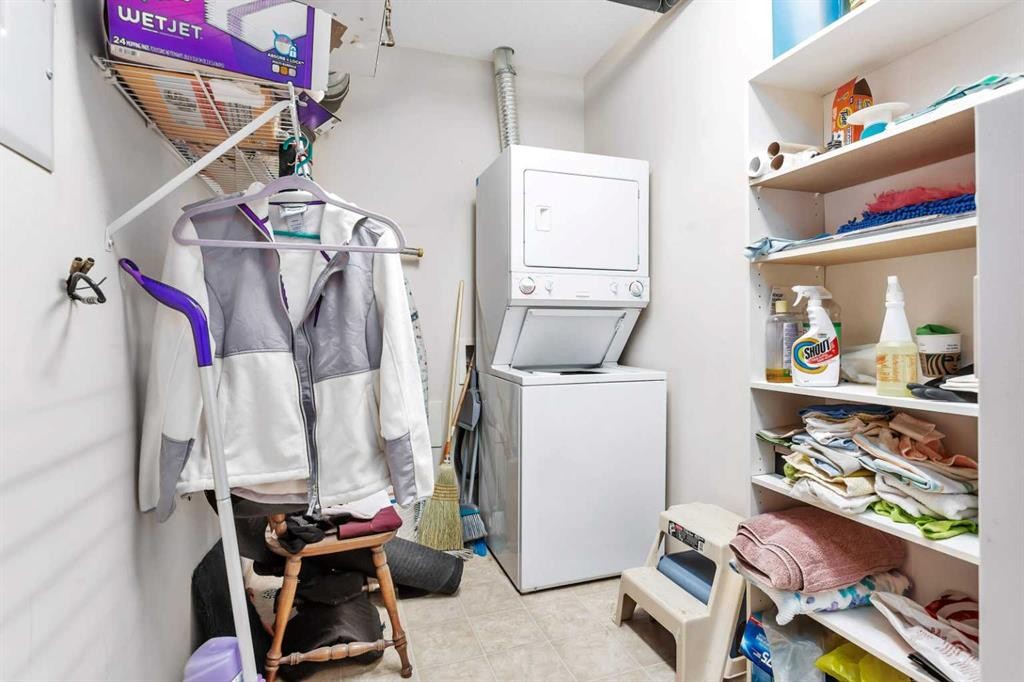 204-4612 50 Avenue, Innisfail, AB - Indoor